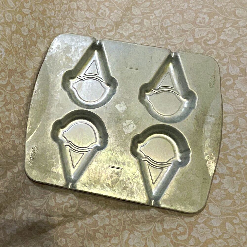 Wilton Aluminum 4-Cavity Ice Cream Cone Baking Mold Pan, Silver